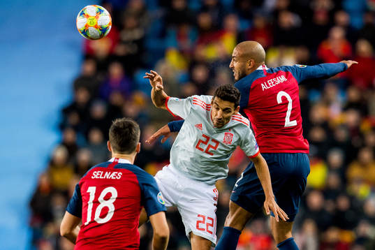 Jesus Navas of Spain and Haitam Aleesami of Norway