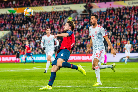 Håvard Nordtveit of Norway and Sergio Busquets of Spain