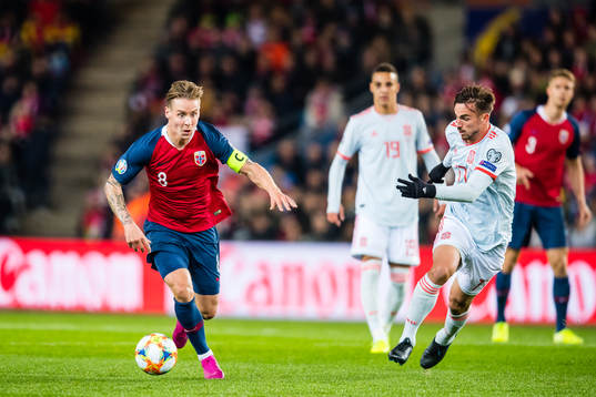 Stefan Johansen of Norway and Fabian Ruiz of Spain