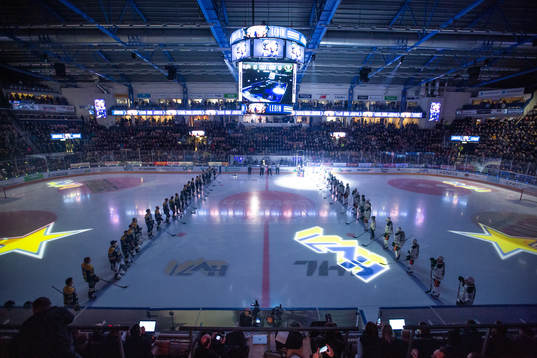 HV71 och Färjestad står uppställda