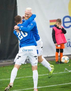 Åtvidabergs Jesper Beurling har gjort 0-1 och grattas av
