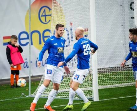 Åtvidabergs Jesper Beurling har gjort 0-1 och grattas av
