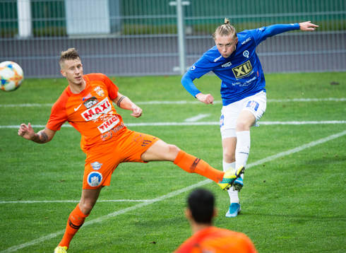 Åtvidabergs Andreas Johansson rensar framför