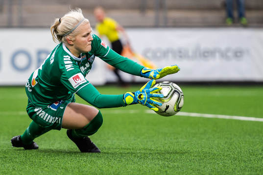 Linköpings målvakt Emma Holmgren med en räddning