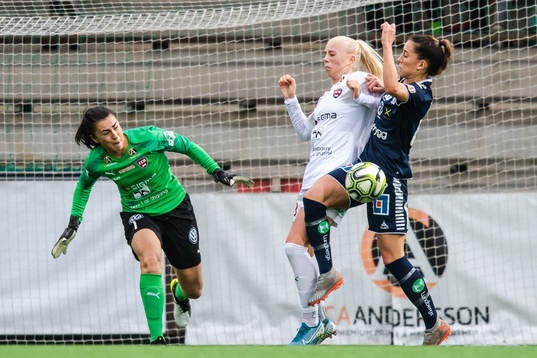 Linköpings Anna Oscarsson mot Rosengårds Sofie Svava och
