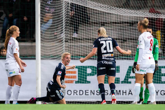 Linköpings Mimmi Larsson och Stina Blackstenius jublar