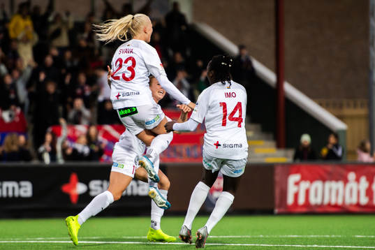 Rosengårds Sofie Svava jublar med lagkamrater