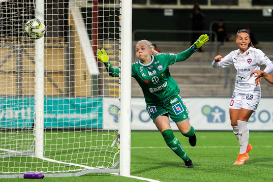 Rosengårds Sofie Svava (ej i bild) gör 1-1 bakom