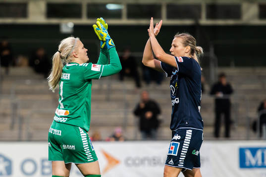 Linköpings målvakt Emma Holmgren jublar med Lisa Hurtig