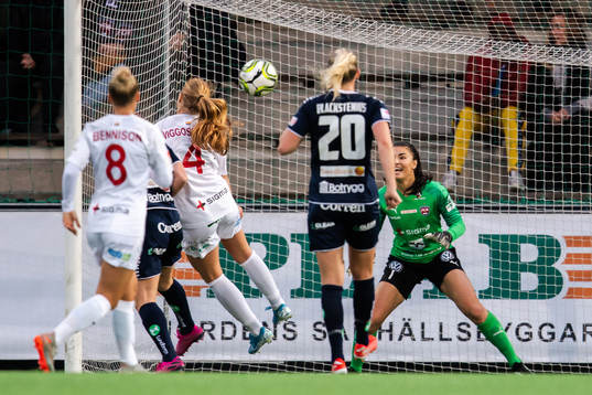 Linköpings Mimmi Larsson gör 0-1