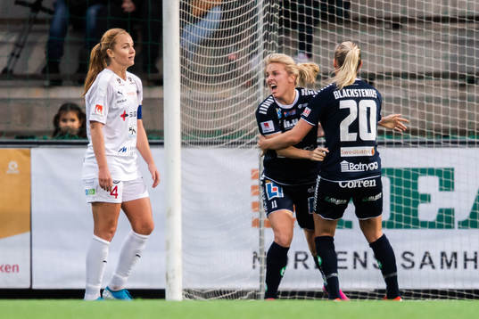 Linköpings Mimmi Larsson och Stina Blackstenius jublar