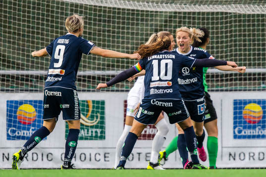 Linköpings Mimmi Larsson jublar med lagkamrater