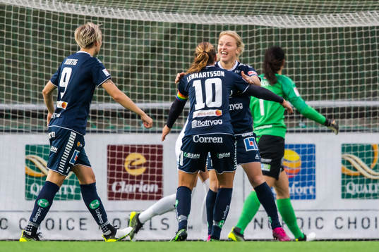 Linköpings Mimmi Larsson jublar med Emma Lennartsson
