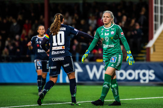 Linköpings Emma Lennartsson jublar med målvakt Emma