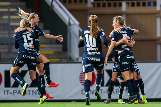 Linköpings Lina Hurtig jublar med Stina Blackstenius och