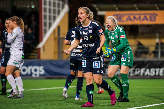 Linköpings målvakt Emma Holmgren jublar