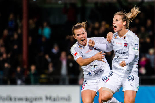 Rosengårds Jessica Samuelsson och Anna Anvegård jublar