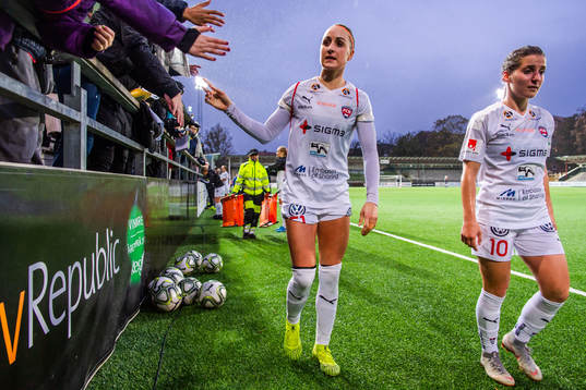 Rosengårds Sanne Troelsgaard och Jelena Cankovic deppar