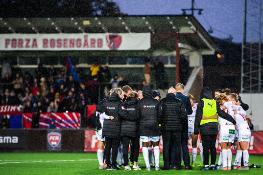 Rosengårds spelare samlas