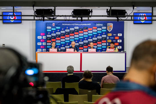 Stefan Johansen, Lars Lagerbäck, head coach of Norway, and
