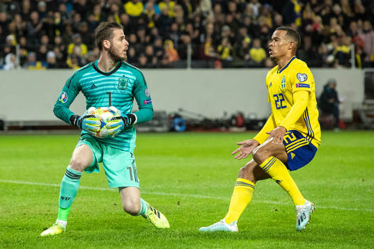 goalkeeper David de Gea of Spain and Robin Quaison of Sweden