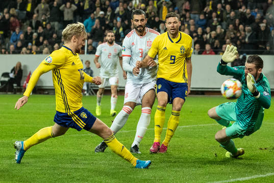 Emil Forsberg of Sweden and goalkeeper David de Gea of Spain