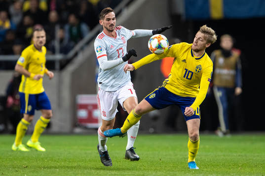 Fabian Ruiz of Spain and Emil Forsberg  of Sweden