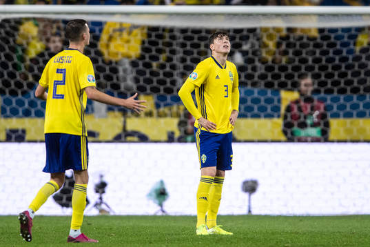 Mikael Lustig and Victor Nilsson Lindelöf looks dejected