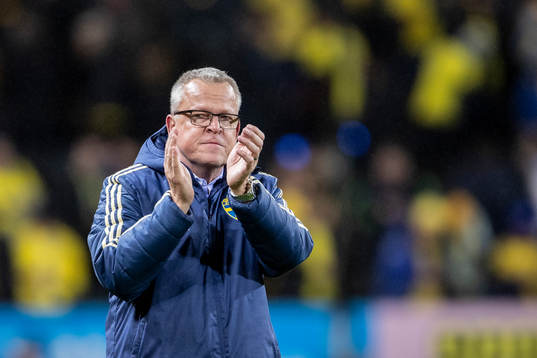 Janne Andersson, head coach of Sweden thanks the supporters