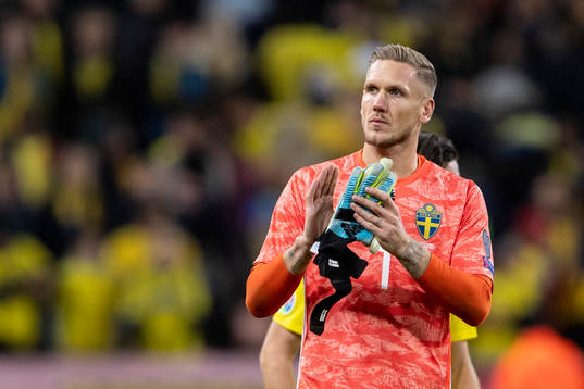 goalkeeper Robin Olsen of Sweden thanks the supporters