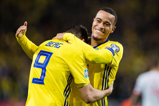 Marcus Berg and Robin Quaison of Sweden celebrates 1-0
