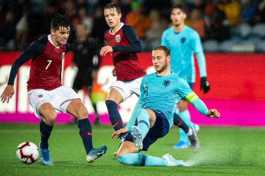 Hugo Vetlesen of Norway and Teun Koopmeiners of Netherlands
