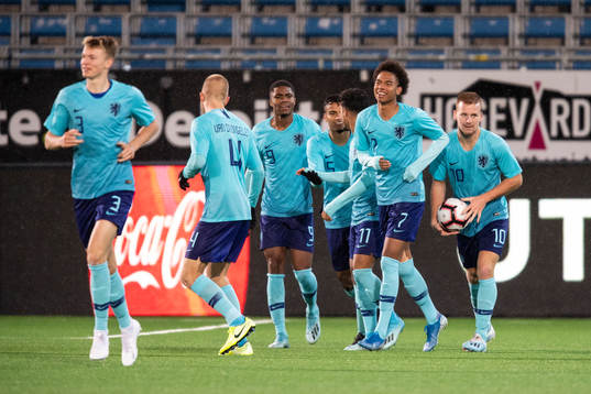 Calvin Stengs of Netherlands celebrates with teammates