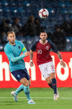 Aron Dønnum of Norway and Teun Koopmeiners of Netherlands