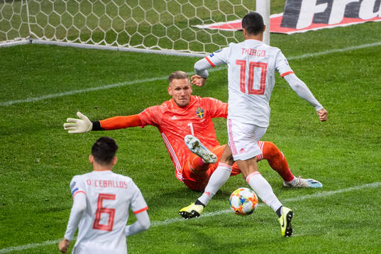 goalkeeper Robin Olsen of Sweden and Thiago Alcantara of