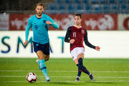 Myron Boadu of Netherlands and Håkon Evjen of Norway