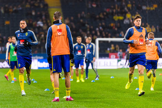 Robin Quaison and Victor Nilsson Lindelöf of Sweden