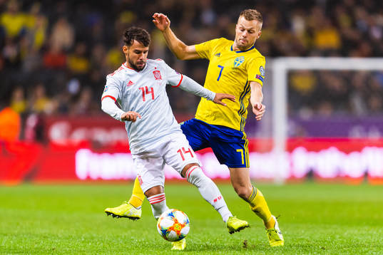 Juan Bernatof Spain and Sebastian Larsson of Sweden