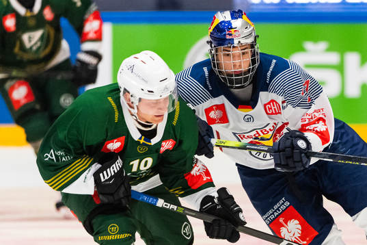 Marcus Nilsson of Färjestad and John Jason Peterka of Red