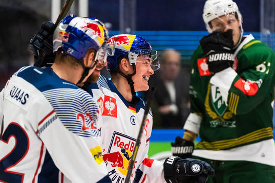 Justin Schutz of Red Bull Munich celebrates scoring 0-1