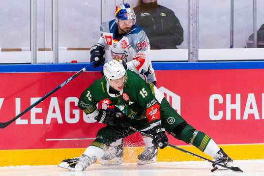 Gustav Rydahl of Färjestad and Yannic Seidenberg  of Red