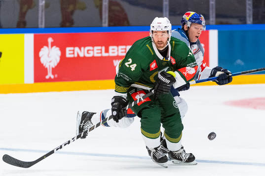 Jonathon Blum of Färjestad and Mark Voakes of Red Bull