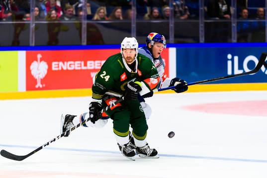 Jonathon Blum of Färjestad and Mark Voakes of Red Bull