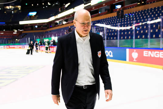 Head Coach Don Jackson of Red Bull Munich looks dejected