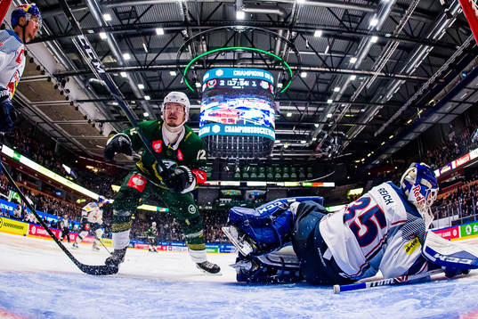 Ville Leskinen of Färjestad and goalkeeper Kevin Reich  of