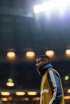 Alexander Isak warms up
