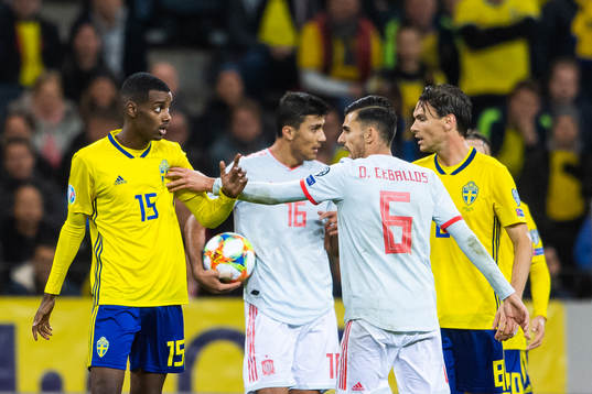 Alexander Isak of Sweden in a discussion with Rodri and