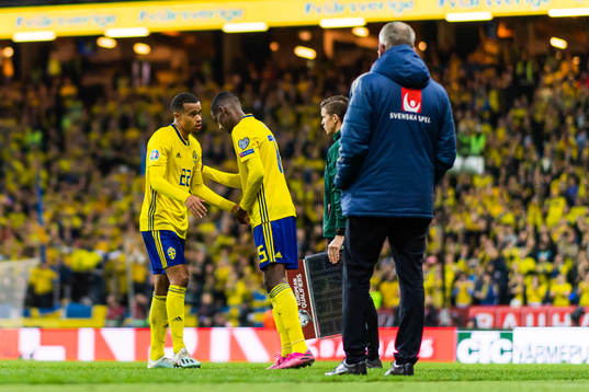 Robin Quaison is substituted for Alexander Isak of Sweden