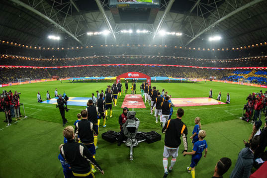 The players of Sweden and Spain walk in to the pitch