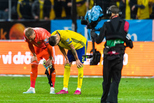 goalkeeper Robin Olsen and Mikael Lustig look dejected